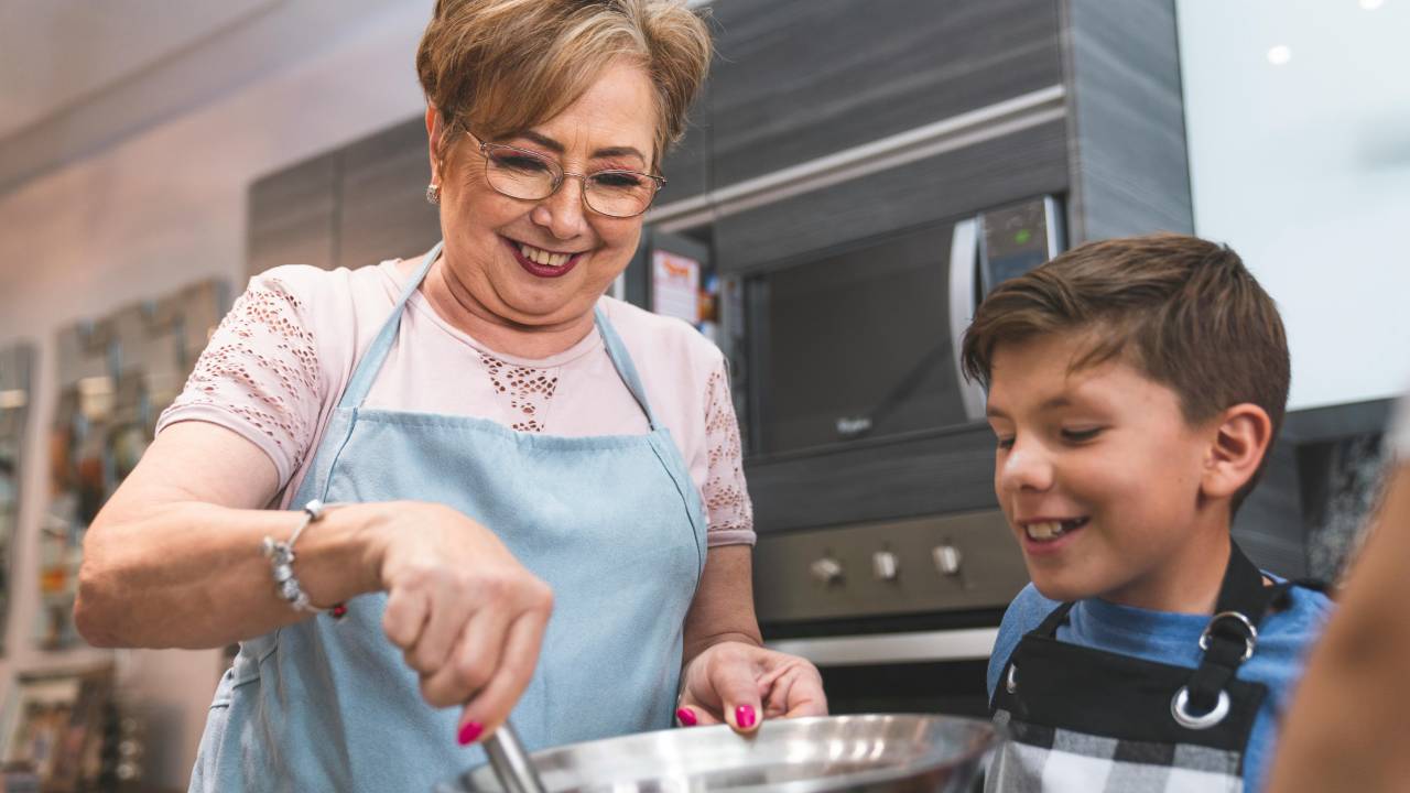 babka s vnukom v kuchyni varia